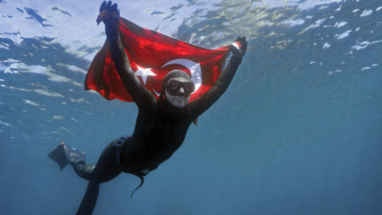 First Turkish woman freediving in Antarctica