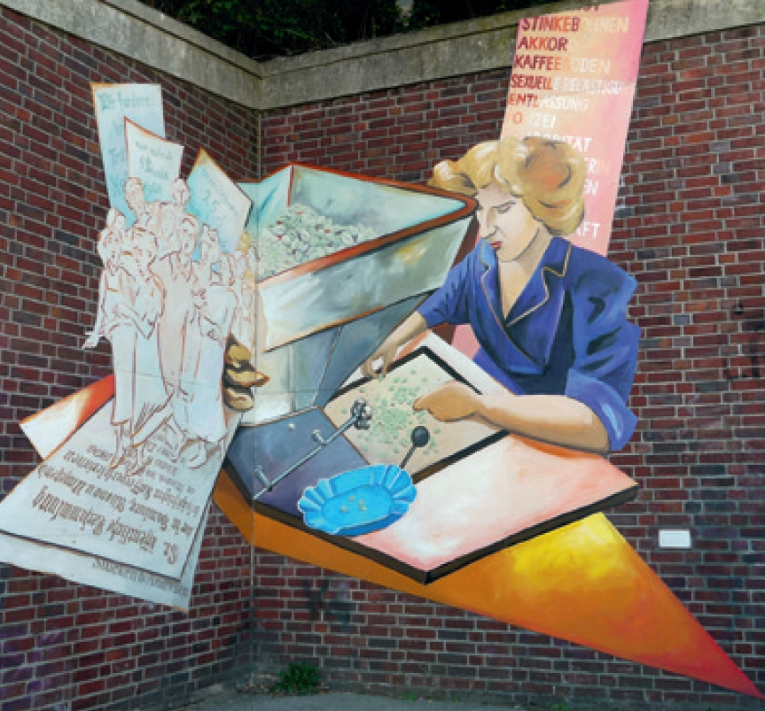 Women working at the harbor: a walking tour in Hamburg